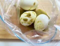『柚子こしょう味玉』を作る写真
