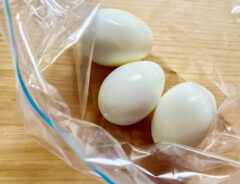 『柚子こしょう味玉』を作る写真