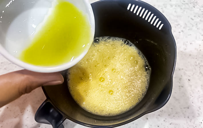 『こんぶ茶入り玉子焼き』を作る写真