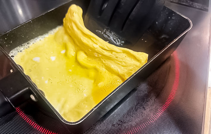 『こんぶ茶入り玉子焼き』を作る写真
