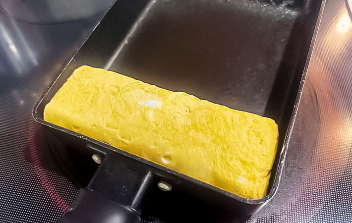 『こんぶ茶入り玉子焼き』を作る写真