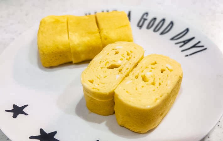 『こんぶ茶入り玉子焼き』を作る写真