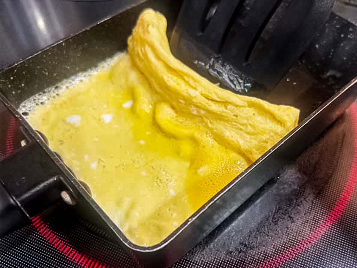 『こんぶ茶入り玉子焼き』を作る写真