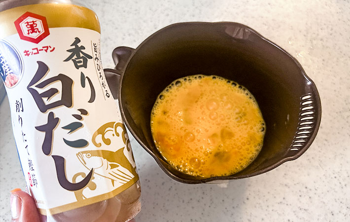 昆布の佃煮入り玉子焼きを作る写真