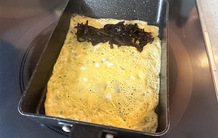 昆布の佃煮入り玉子焼きを作る写真