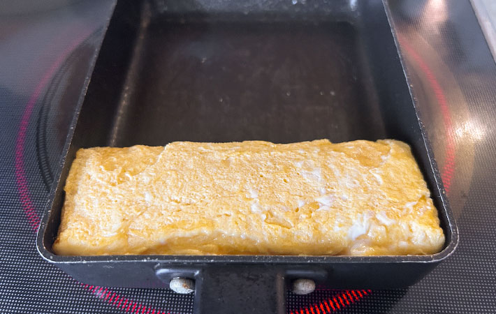 昆布の佃煮入り玉子焼きを作る写真