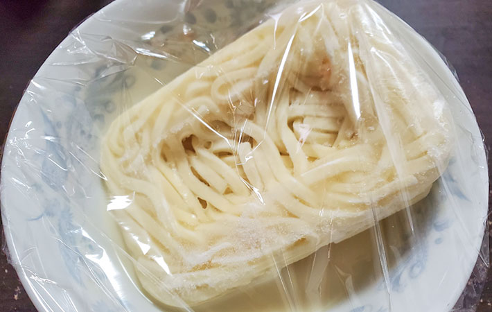 『レンチンで！とんこつラーメン風うどん』を作る写真