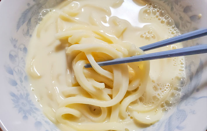 『レンチンで！とんこつラーメン風うどん』を作る写真