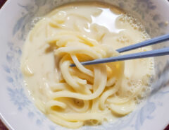 『レンチンで！とんこつラーメン風うどん』を作る写真