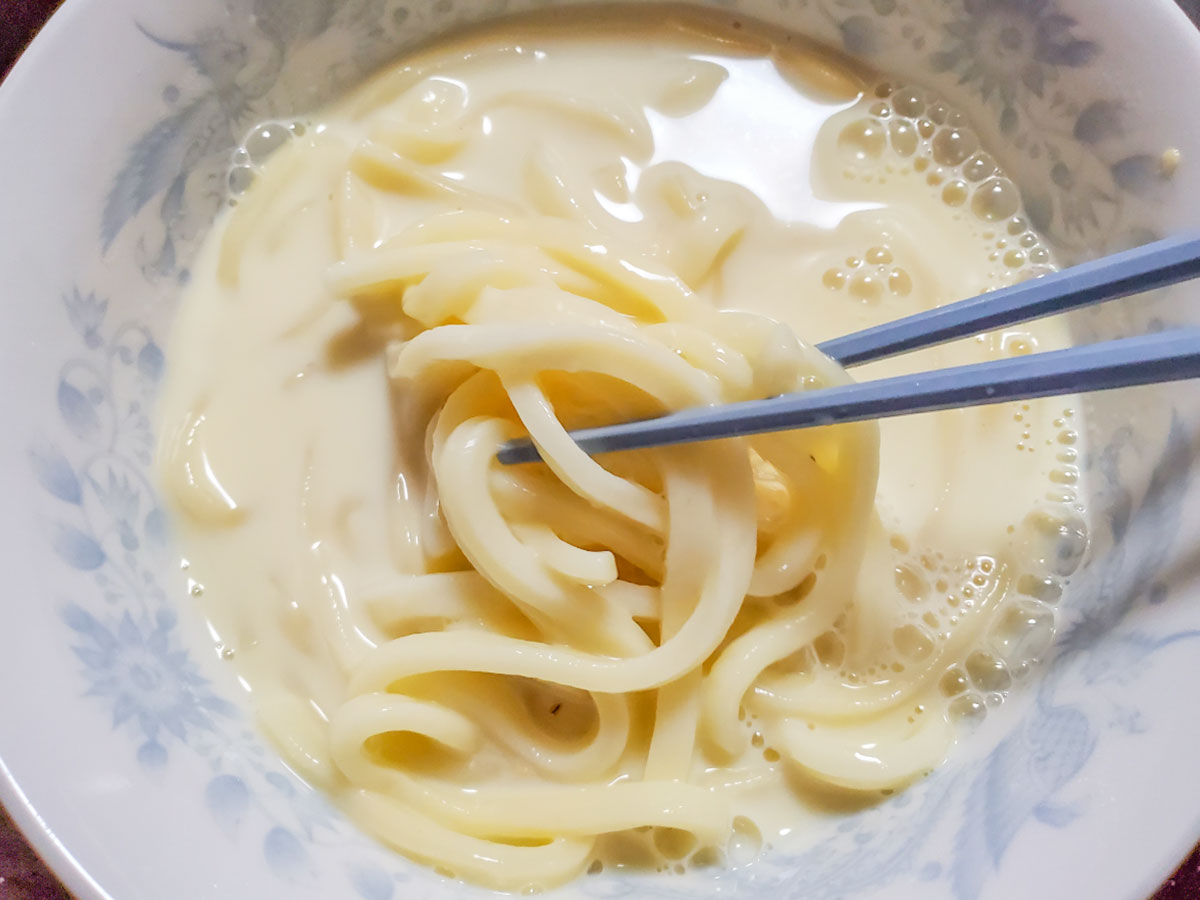 『レンチンで！とんこつラーメン風うどん』を作る写真