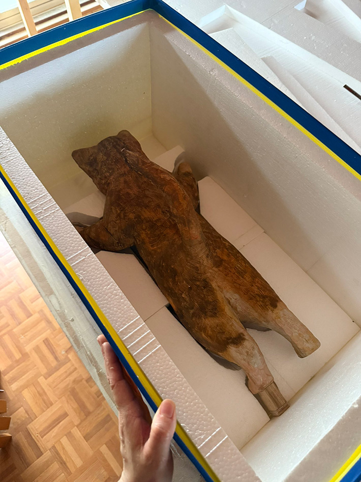 木彫りの猫の写真