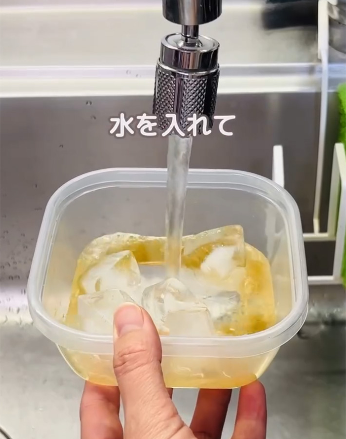 たー（taa_kurashi）さんが紹介した、タッパーの洗い方