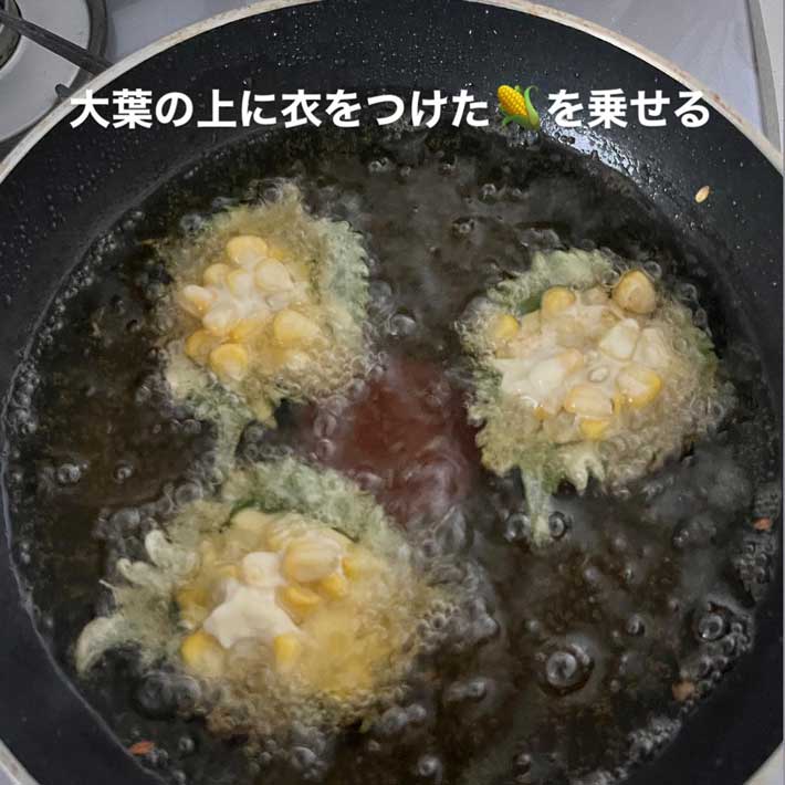 トウモロコシを大葉の上にのせる