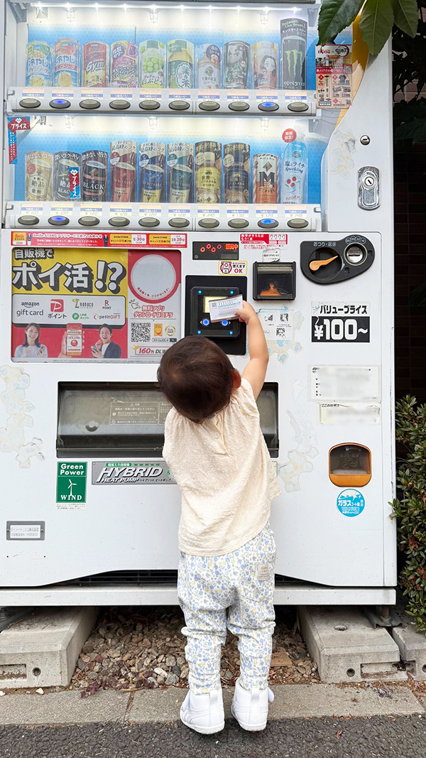 自動販売機と子供の写真