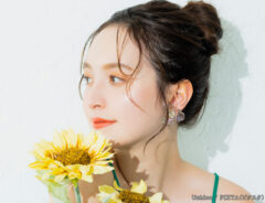 ヒマワリと女性の写真