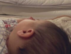 眠る赤ちゃん