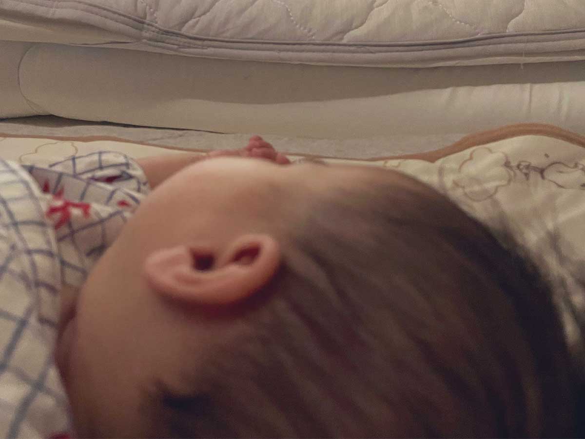 眠る赤ちゃん
