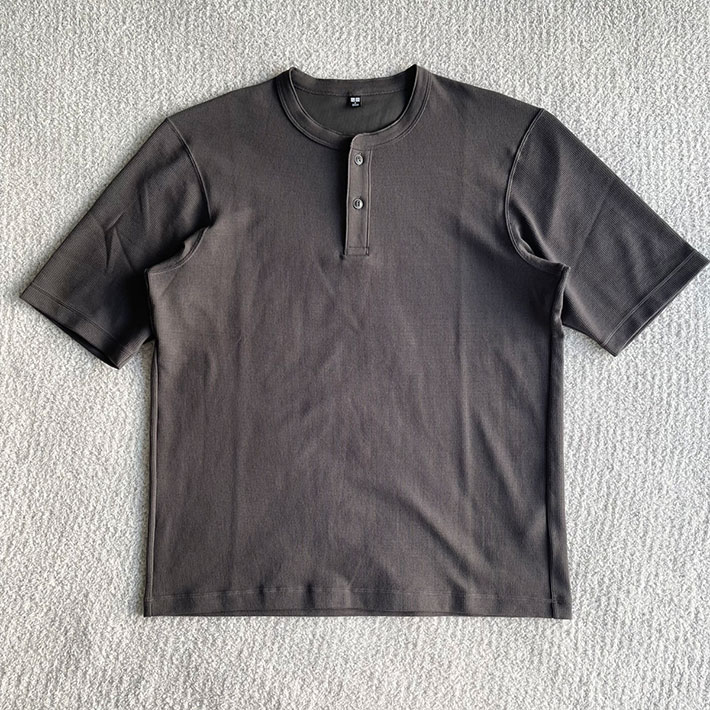 ユニクロの『ドライワッフルヘンリーネックTシャツ』の写真