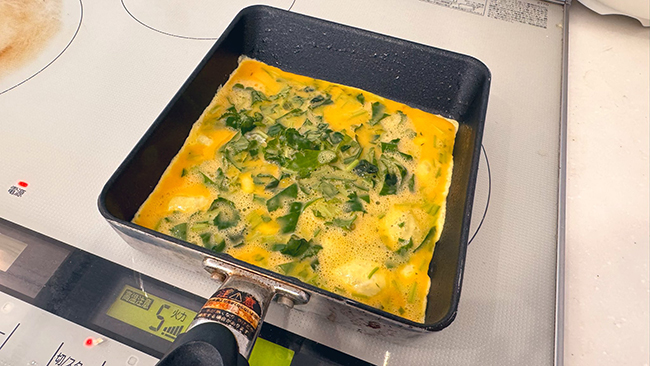 三つ葉を入れた玉子焼き