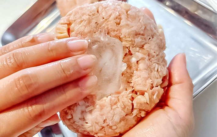 氷入りのハンバーグを作る写真