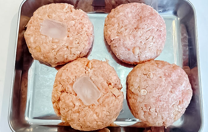 氷入りのハンバーグを作る写真