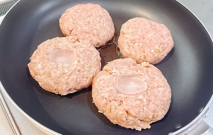 氷入りのハンバーグを作る写真