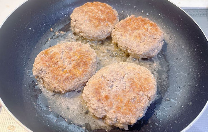 氷入りのハンバーグを作る写真