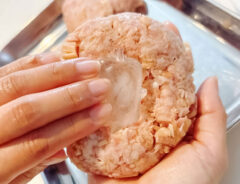 氷入りのハンバーグを作る写真