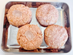 氷入りのハンバーグを作る写真