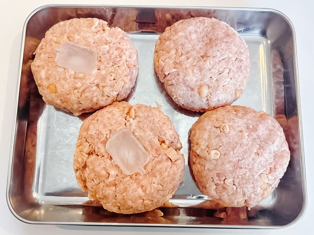 氷入りのハンバーグを作る写真