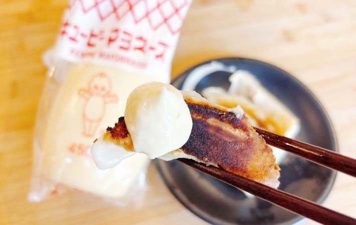 マヨネーズと焼餃子の写真