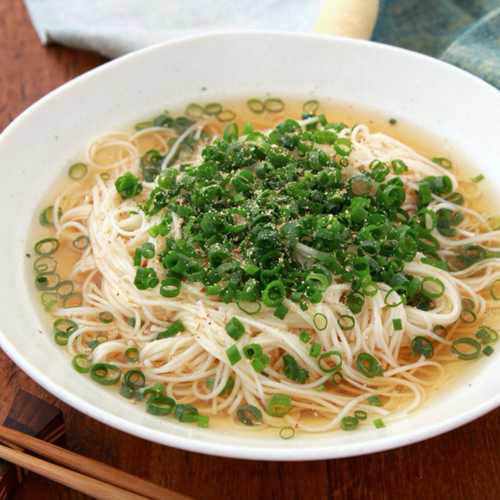 鶏塩レモンだれで食べるそうめん
