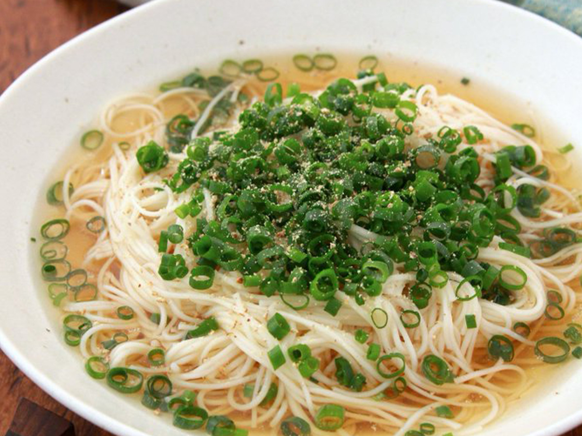 鶏塩レモンだれで食べるそうめん