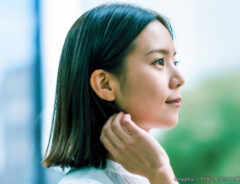 女性の横顔の写真