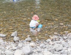 水遊びする子供