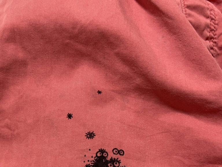 ズボンに付いた墨汁のシミの写真