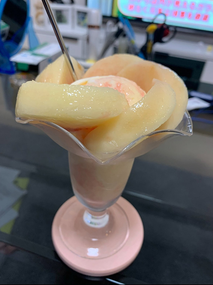 モモのパフェ