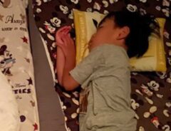 寝る子供の写真