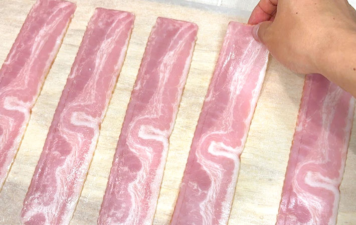 ベーコンとクッキングシートの写真