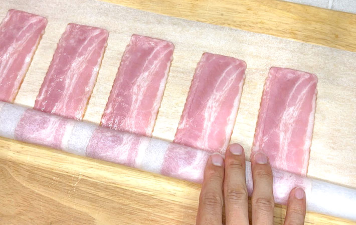 ベーコンとクッキングシートの写真