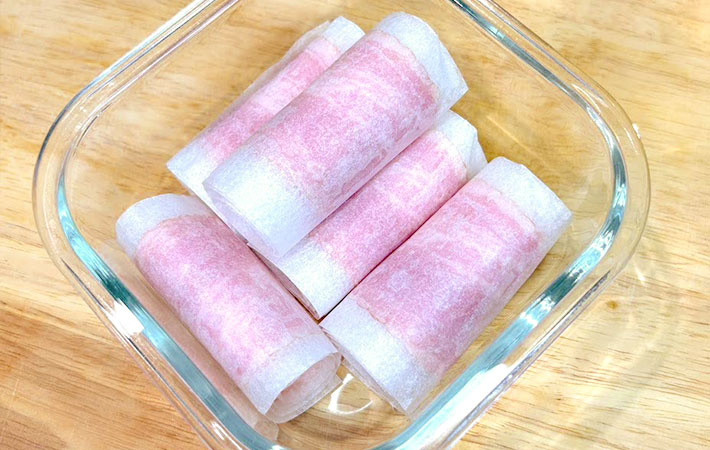 ベーコンとクッキングシートの写真