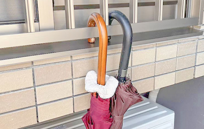 『傘用吸水シュシュ』と傘の写真
