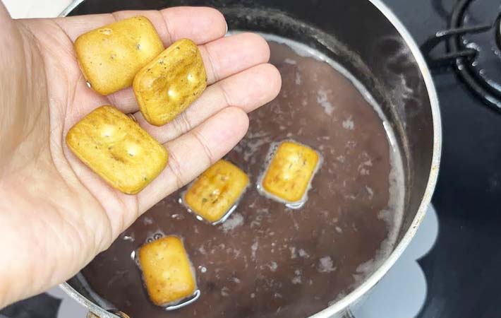 『乾パンお汁粉』を作る写真