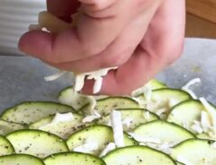 ズッキーニにチーズをのせる
