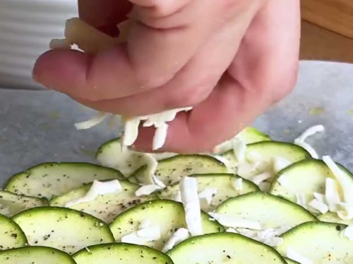 ズッキーニにチーズをのせる