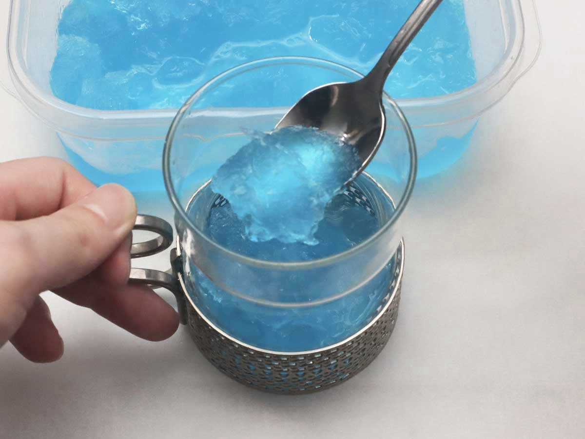 かき氷をコップに盛り付け