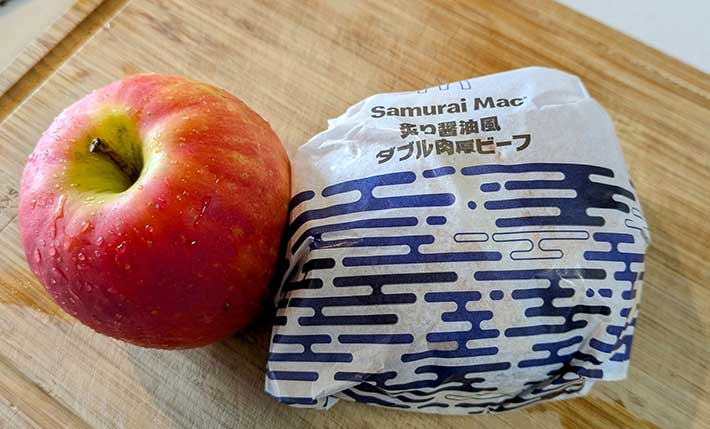 ハンバーガーとリンゴ