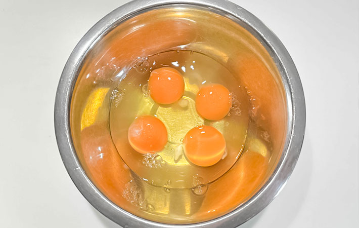 『ほぼ巻かない玉子焼き』を作る写真