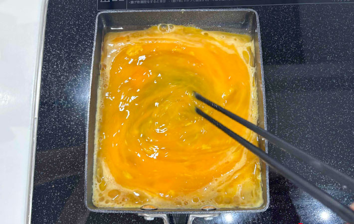 『ほぼ巻かない玉子焼き』を作る写真