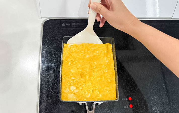 『ほぼ巻かない玉子焼き』を作る写真